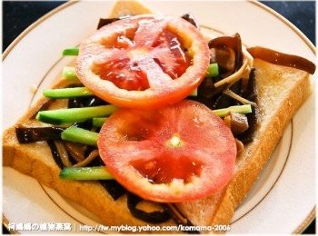 step4: 緊接著將番茄片放置在最上層，也可以放上高麗菜絲、萵苣葉或胡蘿蔔絲來增味。