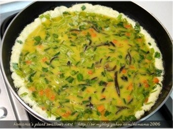 step9: 洗淨平底鍋後，加入2大匙的橄欖油，將蛋液倒入至鍋中。