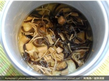 step4: 把1/3罐的黑木耳菇菇醬，連同醬汁一同夾放到電鍋中。