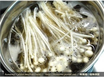 step6: 先把洗淨後的金針菇，放入鍋中來小煮一下。