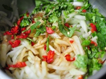 step7: 將步驟3~6的<span class="group_1">食材</span>及調味通通加入鍋中，均勻的拌攪，在放入冰箱冷藏約3個鐘頭~