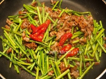 step4: 最後起鍋前加入辣椒與少許的醬油和糖調味就完成了喔。