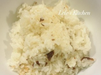 step6: 接下來準備酸梅飯
這部分我蠻隨意製作的
把酸梅末丟入生米裡一起煮熟
這樣出來的飯就是滿滿的梅子香~
放酸梅是為了讓整道料理吃起來爽口
不至於太膩~而且還可以胃口大開！