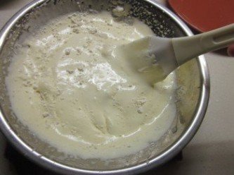 step4: 將過篩的低粉加入作法3拌勻,再加入茶粉1g拌勻