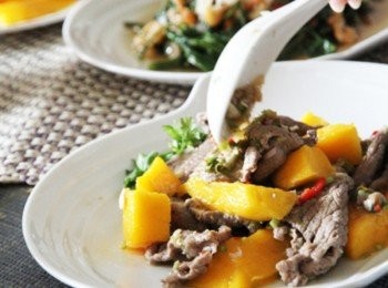 step4: 將綠咖哩醬倒入牛肉片與芒果塊上，用手輕輕拌勻後即可盛盤。