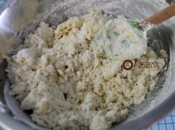 step2: 用噴霧瓶輕輕地向奶油麵粉粒灑水，記得要一邊灑水一邊翻動奶油麵粉粒，直至奶油麵粉粒呈現半乾溼，即可將奶油麵粉粒捏成團，放入冰箱至少2小時鬆弛