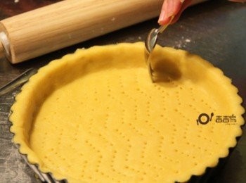 step4: <span class="group_3">派皮</span>加入蛋拌合邊壓邊拌成糰，放入塑膠袋中冰入冰箱，鬆弛2hr將麵糰取出。桿成比烤盤略大的餅狀後緊密地附著在模型上，再平均戳小洞，以防膨脹不均