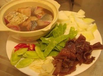 step1: 1.因為是臨時才想下廚ˊ所以取出冷凍庫裡的草魚片ˊ 隔著袋子包好ˊ泡水解凍ˊ中間陸續換水2~3次ˊ 以加快解凍時間 2.準備好所需<span class="group_1">材料</span>ˊ將解凍後的魚片擦乾水份ˊ切成適當大小ˊ 加上<span class="group_2">魚肉醃料</span>