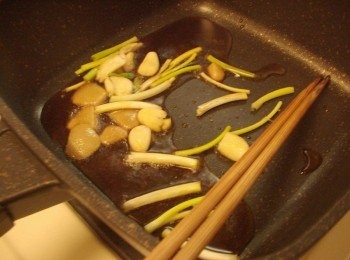 step3: 3.接著加入蒜頭及蔥白炒出香氣