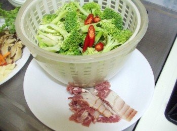 step1: 先準備好所有<span class="group_1">材料</span>ˊ並處理成適當大小