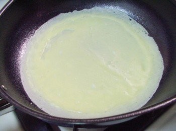 step5: 步驟5取麵糊1/3量繞圓ˊ待一面完成再翻面