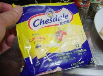 step7: 芝司樂起司是由鮮奶所製成， 每一片芝司樂起司所含有的鈣質，比一杯牛奶還要多。