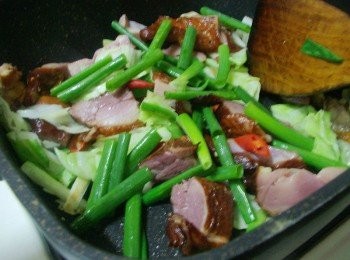 step5: 最後嗆入米酒ˊ加入蔥綠快速拌勻即可