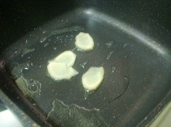 step3: 鍋放入1茶匙油燒熱ˊ先煸香薑片