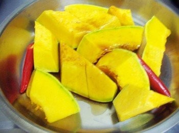 step2: 準備好電鍋蒸盤ˊ於底層先鋪上切塊南瓜和切段辣椒