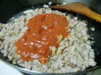 step4: 加入CLASSICO義大利麵醬_番茄羅勒1/2瓶ˊ一起拌炒出香氣