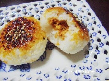 step6: 除了當早餐ˊ其實當成點心或宵夜也挺棒的ˊ 造型隨自己高興ˊ喜歡的ˊ用造型模變化一下效果也很不錯喔。 除了用鍋燒烤也可直接送烤箱處理ˊ依自己方便來選擇運用。 運用燒烤醬本身豐富口感ˊ只需稍為變化加點味霖平衡鹹度ˊ 不但味道好ˊ色澤漂亮ˊ也十分好吃喔。