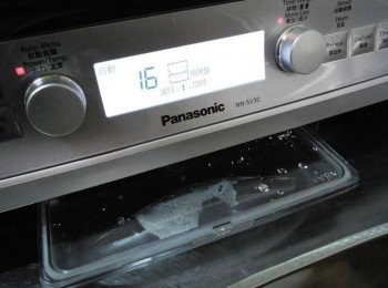 step9: 將蒸烤功能加水盒加入水ˊ轉動自動烹調功能16ˊ 即可簡單輕鬆完成麵包布丁製作。 除了依食材自行操作外ˊPanasonic蒸氣式微波爐ˊ 還有貼心人性化20項全自動功能喔。