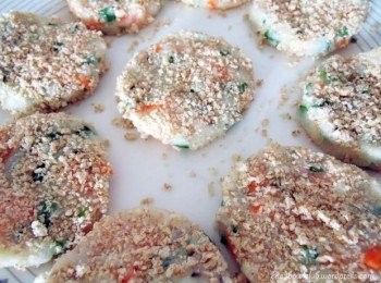 step4: 取一小部分马铃薯泥搓成球形，然后轻压扁再粘上面包糠。 热锅后倒入少许橄榄油，将马铃薯片的两面各煎2-3分钟至表皮金黄色即可 。