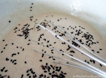 step2: 把豆奶，香草精一起加入到混合好的全麦粉里，搅拌至成顺滑的面糊即可。如果没有黑芝麻，可以不加。