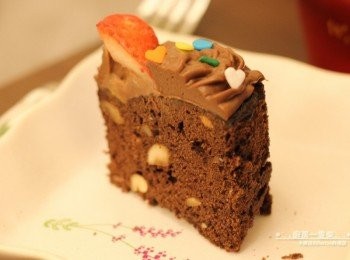 step12: 這款蛋糕的口感偏乾鬆，與表面濕潤的<span class="group_2">巧克力甘納許</span>是很平衡的組合，顆粒堅果更提升口感層次!