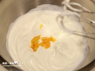 step3: 取出冰的鮮奶油，以電動攪拌器打發至有明顯紋路、不流動狀，再加入芒果細丁拌勻，送冰箱冷藏備用。