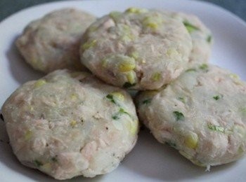 step2: 把鮭魚馬鈴薯泥整形成適當大小後, 冰冷藏30分鐘定型