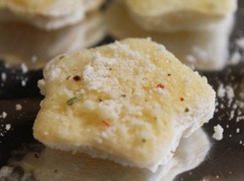 step3: 並均勻的刷在吐司前後表面, 再灑上少許的起司粉