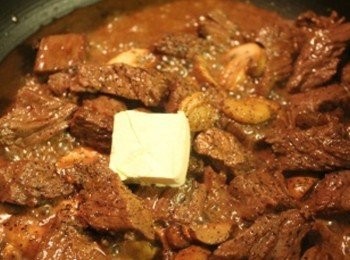 step4: 炒至牛肉熟成到自己喜愛的熟度, 起鍋前加奶油/黑胡椒粉拌勻
