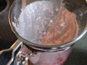 step4: 為了使口感更滑順, 可將<span class="group_2">乳酪糊</span>過篩, 濾掉沒攪拌均勻的顆粒