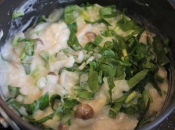 step3: 煮3分鐘後, 醬汁逐漸被白飯吸收, 在加入菠菜絲攪拌