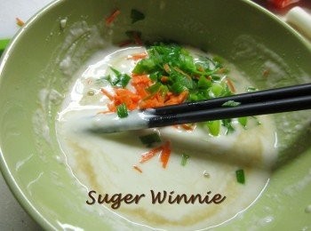 step2: 中筋麵粉.太白粉.蔥花.胡蘿蔔絲.醬油.塩加水攪拌成麵糊(要吃厚一點水份就放少,薄一點水份就放多,依個人喜好)