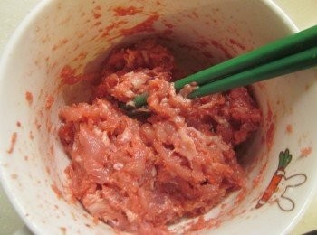 step2: 絞肉加入味全淬釀醬油露.紅麴醬.白胡椒.太白粉,香油一同醃30分鐘