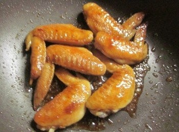 step5: 將作法3.醬汁淋在鍋中稍炒使之均勻上色,蓋上鍋蓋以中小火煮3分鐘或微微收汁(中途翻面),最後淋上檸檬汁稍拌即可起鍋,可灑少許白芝麻裝飾