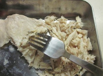 step5: 電鍋關關跳起雞肉拿出,稍涼撥成絲盛入盤中,淋上<span class="group_2">醬汁</span>,放上葱絲、辣椒絲(可省略)即可上桌