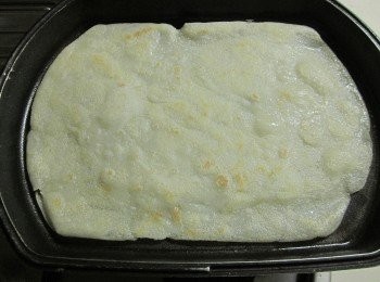 step3: 鍋中放油稍熱後,倒入適量的<span class="group_2">麵糊</span>,攤開煎成餅皮