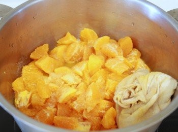 step2: 開中小火煮，煮開後轉小火。※ 籽的部份含有果膠，可放入棉布袋同煮。沒有棉布袋請省略。