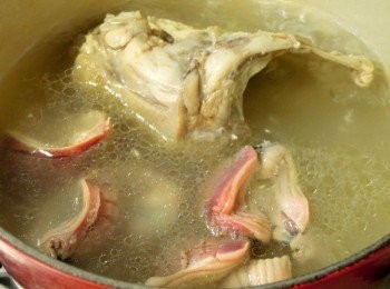 step3: 將雞胗加入步驟1的鍋中，燉煮25～30分鐘。讓雞胗充分熟透。