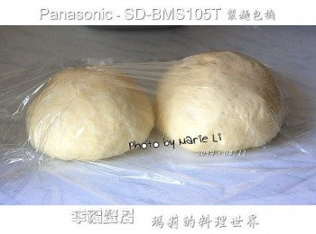 step1: (Panasonic SD-BMS105T Mode14 麵包麵糰模式) 首先將材料 (1)~(5) 全放進麵包機容器中 酵母粉置於麵包機的酵母容器中 選擇模式為 Mode14 《麵包麵糰》模式 讓機器跑完全程，約一個小時左右。 取出麵糰分割成兩份 以濕布或保鮮膜覆蓋靜置約三十分鐘左右‧‧‧