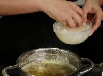 step6: 清心丸洗淨放入大滾水煮3-5分鐘成透明狀便可關火即成