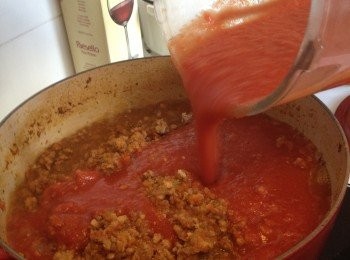 step3: 罐頭去皮原個蕃茄, 蕃茄醬1樽, 用攪拌機輕輕打幾秒, 不要打太碎，加入2. 煮滾，加入紅酒500ml，加入香草牛至oregano。