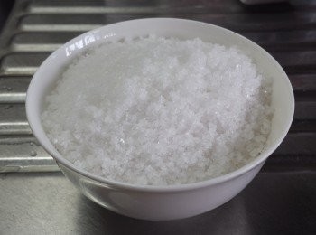 step4: 放入所有鹽煮溶後放涼。