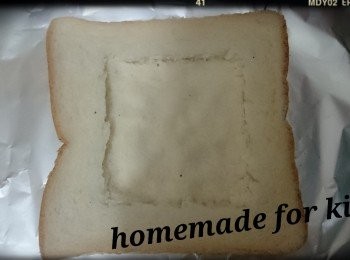 step1: 1.在方包中間輕輕介一個正方形，然後將正方形中間的包壓下。形成一個正方形兜