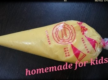 step7: 墨西哥皮:
材料:
牛油100g,
 sugar80g,
低筋麵粉100g,
大蛋egg1隻 

1.將牛油隔水坐溶加入糖攪勻 。

2.加入蛋拌勻再加已過篩之麵粉， 攪拌均勻即可。

3.將皮料放入唧袋