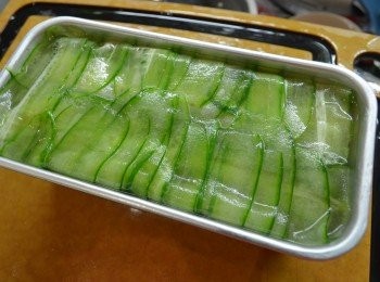 step9: 完成後在最上鋪上黃瓜片，再把模具四周的黃瓜摺入並黏上。