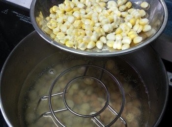 step6: 水煮滾落蓮子,三角豆烚30分鐘,可以放入蒸架順便蒸粟米粒10分鐘