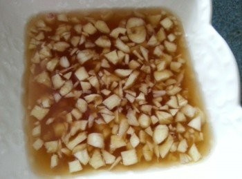 step6: 切好一片片之燻蹄可配蘸燻蹄汁食用.