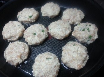 step4: 下油鑊,將雞肉餅兩面煎至金黃