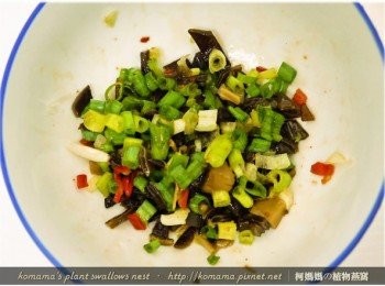 step4: 剁碎後的青檸酸辣黑菇醬，與辣椒、蒜頭與青蔥一起拌勻。