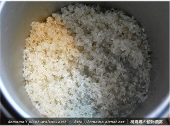 step2: 先將生米用清水來回洗淨，泡水浸漬30分鐘後，再瀝乾水分，直接放至於電鍋中。